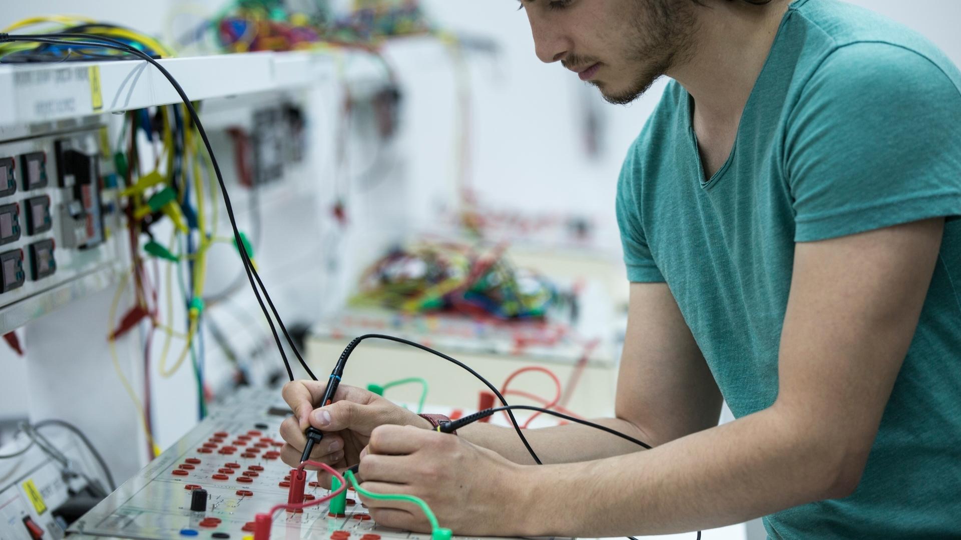 Online Associates in Electrical Engineering - featured image