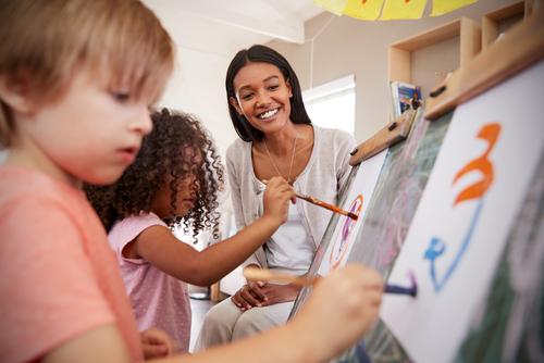 What are the common requirements to pursue a successful career in art education?